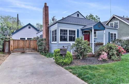 East Sacramento House | East Sac Escape | Relaxing Saltwater Pool & Guest Casita