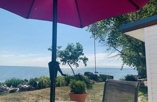 Kingsville House | East Shore - Lake View Cottage - Pelee Island