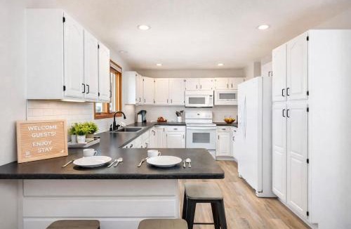 Appleton House | East Side 3 Br 2 full bath King Bed