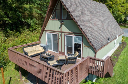 Skaneateles House | East Side 4 Bdrm on Skaneateles Lake, firepit, paddle boards, 5 miles to village