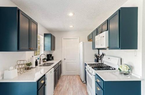 East MLK House | East Side Bungalow - 3 BR - Large Backyard