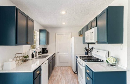 East MLK House | East Side Bungalow/3 BR/Large Backyard