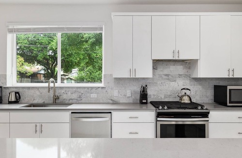 University Hills House | East Side Marvel -6br 4.5ba Modern-Fully Equipped