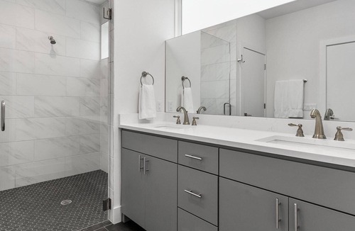 University Hills House | East Side Marvel -6br 4.5ba Modern-Fully Equipped