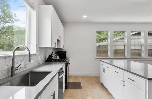 University Hills House | East Side Marvel -6br 4.5ba Modern-Fully Equipped