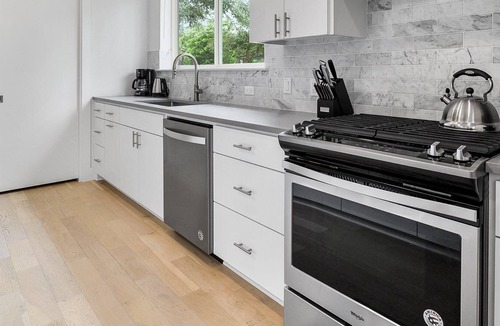 University Hills House | East Side Marvel -6br 4.5ba Modern-Fully Equipped