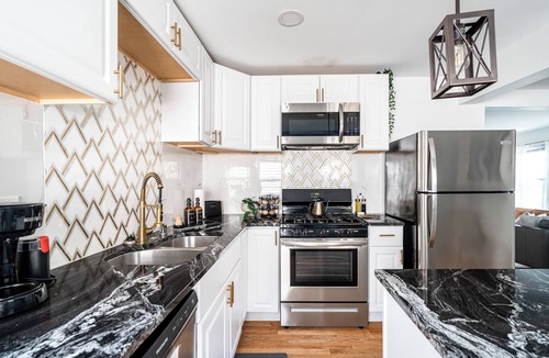 Milwaukee House | East Side Spa Retreat Near Lake, Restaurants and Fun
