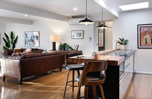 Daylesford House | East St Spa House-2 Bed, 2 bathroom, log fire, spa bath