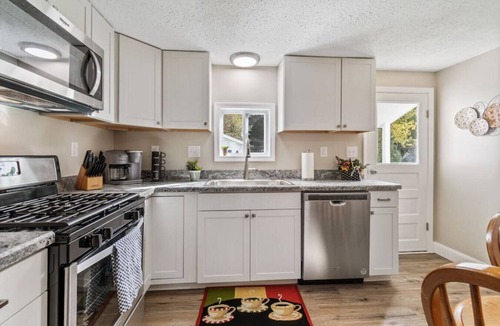 East Syracuse House | East Syracuse - 3 BDRM w/Yard & Parking