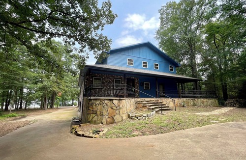 Hawkins House | East Texas Upscale Lake House Sleeps 10 Pet Friendly
