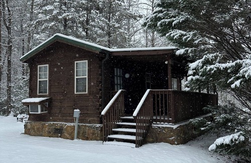 Sunset Cabin | Eastatoee Bears Cabin B with Mtn and Waterfall Hikes
