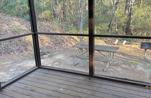 Sunset Cabin | Eastatoee Bears Cabin B with Mtn and Waterfall Hikes