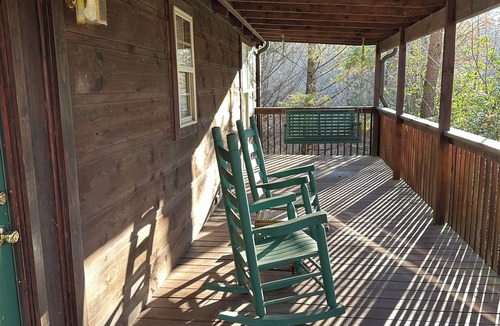 Sunset Cabin | Eastatoee Bears Cabin B with Mtn and Waterfall Hikes