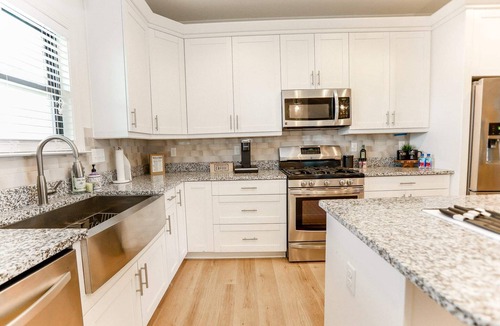 East Ocean View House | EastBay Getaway 4 BR Pet Friendly Steps to Beach