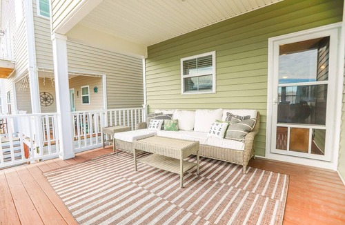 East Ocean View House | EastBay Getaway 4 BR Pet Friendly Steps to Beach