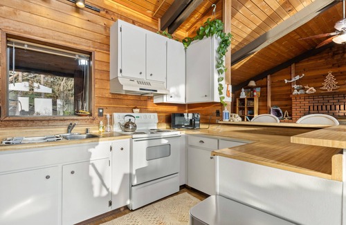 Manchester House | Easter Weekend Special, 20% off! Insider tip Easter egg hunt at the beach!