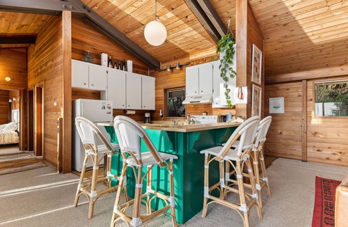 Manchester House | Easter Weekend Special, 20% off! Insider tip Easter egg hunt at the beach!