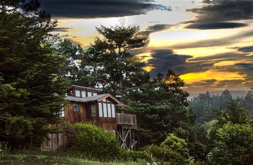 Manchester House | Easter Weekend Special, 20% off! Insider tip Easter egg hunt at the beach!