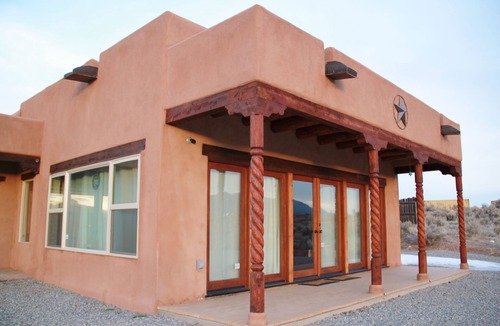 El Prado House | Eastern Star Retreat - Open Plan, well-appointed home with mountain views.