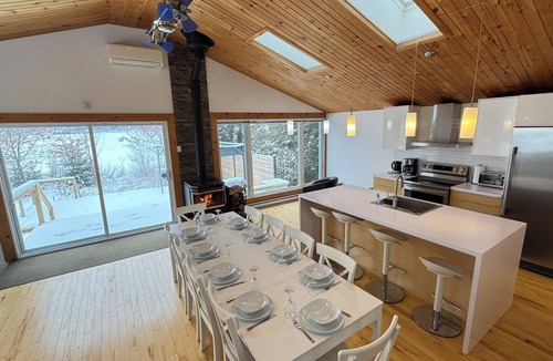 Eastman Cottage | Eastern Townships waterfront with salt-in-ground spa, sauna, pool table and wifi