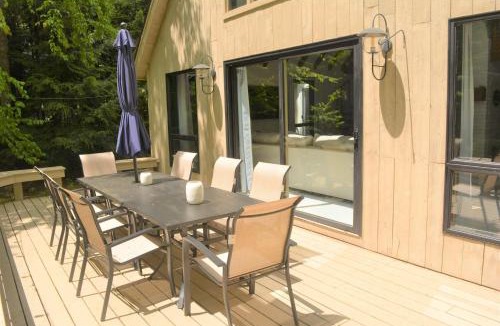 Grantham House | Eastman Home with Hot Tub & 3BR 6 Beds