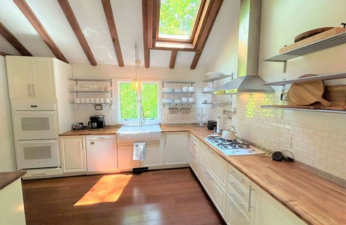 Grantham House | Eastman Home with Hot Tub & 3BR, 6 Beds