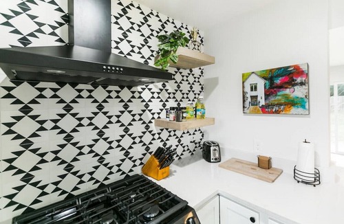 Pecan Springs Springdale House | EastSide Austin · Quaint 4 Bedroom Eastside Lodge (Pet Friendly & Work Space)