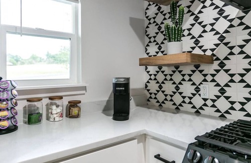 Pecan Springs Springdale House | EastSide Austin · Quaint 4 Bedroom Eastside Lodge (Pet Friendly & Work Space)