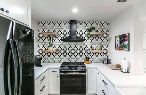 Pecan Springs Springdale House | EastSide Austin · Quaint 4 Bedroom Eastside Lodge (Pet Friendly & Work Space)