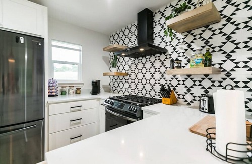 Pecan Springs Springdale House | EastSide Austin · Quaint 4 Bedroom Eastside Lodge (Pet Friendly & Work Space)