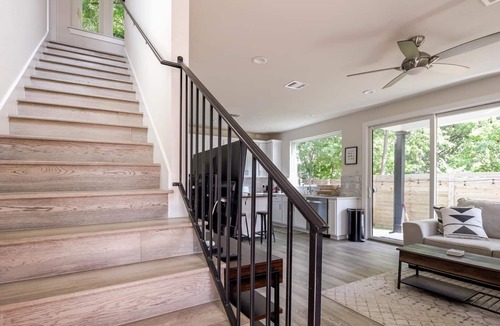 Govalle House | Eastside Escape *backyard games, Walk to Bars, Brews & Good Eats*