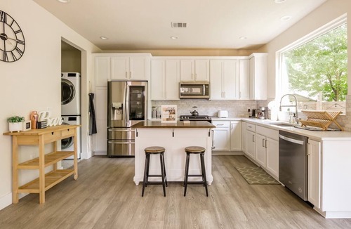 Govalle House | Eastside Escape *backyard games, Walk to Bars, Brews & Good Eats*
