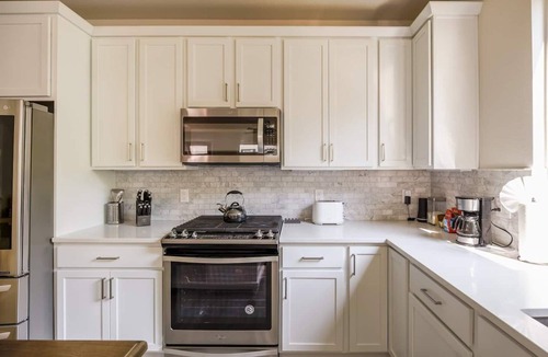 Govalle House | Eastside Escape *backyard games, Walk to Bars, Brews & Good Eats*