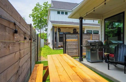 Govalle House | Eastside Two House Compound *Walk to Bars & Food*