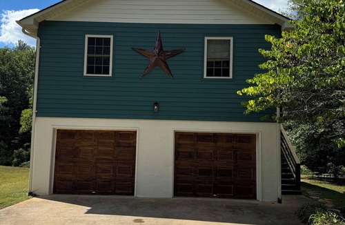 Cullowhee House | Easy access 3 bd 3 ba riverside retreat just 5 mins from WCU campus! Ping pong!