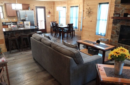Wears Valley Cabin | Easy Access/Theater-Game Rm/Fire Pit/HotTub/WiFi/Large Yard/View/Pool Access