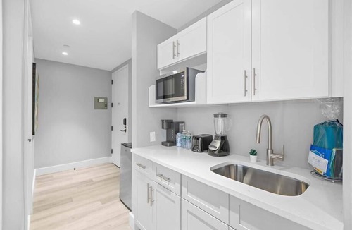 Port Morris Hotel | Easy access to I-87 Studio 2Q Bal BR | Kitchenette