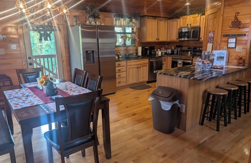 Wears Valley Cabin | Easy Access/View/Large Yard/Game Rm/Fire Pit/Hot Tub/Wi-Fi/Pool Access