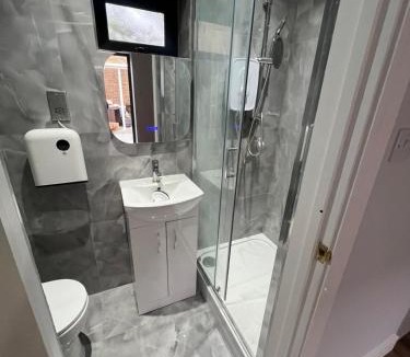 Slough Apartment | Easy Airport Access - Heathrow Stay