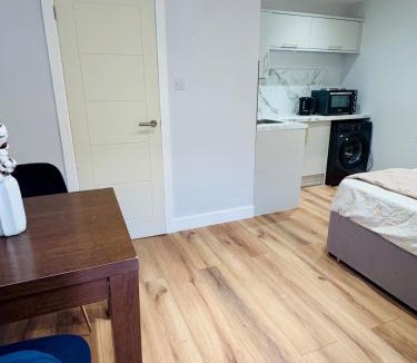 Slough Apartment | Easy Airport Access - Heathrow Stay