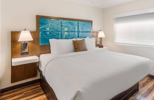 Merry Oaks House | Easy Airport & Downtown Access! Complimentary Breakfast, Onsite Swimming Pool