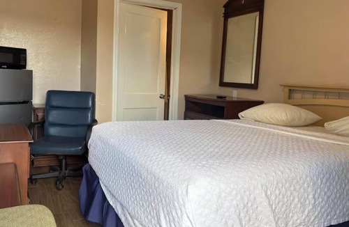 Flour Bluff Hotel | Easy Beach Access Motel Near SPID Highway | 12 Min Drive to Whitecap Beach
