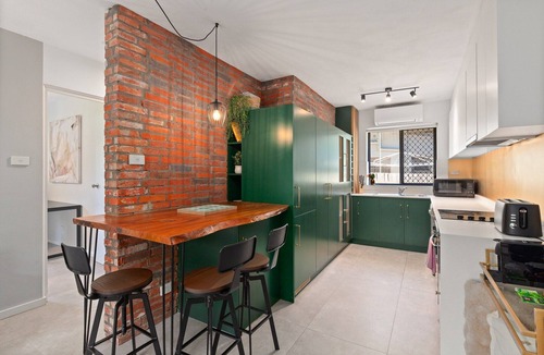 Curl Curl Apartment | Easy Beach Access from Tranquil Retreat