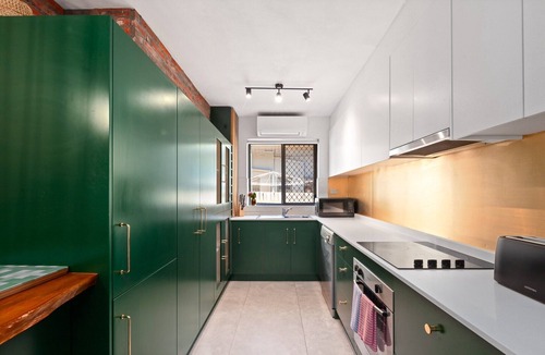 Curl Curl Apartment | Easy Beach Access from Tranquil Retreat