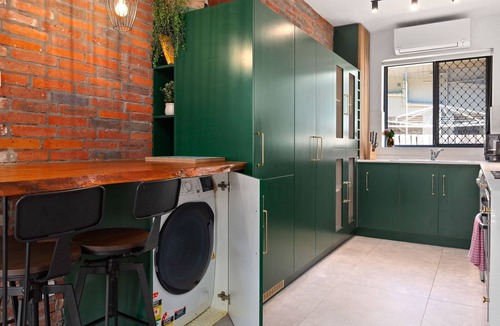 Curl Curl Apartment | Easy Beach Access from Tranquil Retreat