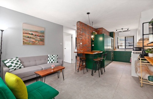 Curl Curl Apartment | Easy Beach Access from Tranquil Retreat