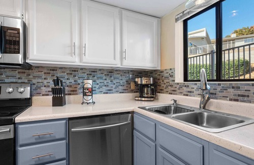 Sunrise Beach Condo | Easy Breezy - Lakefront for 6