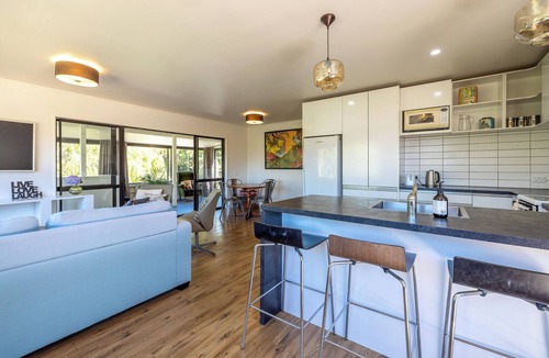 Surfdale House | Easy Breezy Surfdale Beach