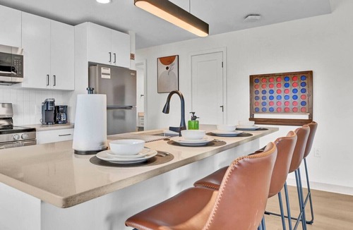 University Circle Apartment | Easy Check-In 4 mins Cleveland Clinic, CWRU, University Circle + Free Parking