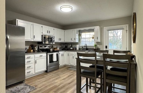 Sweetwater House | Easy Checkout, Remodeled Dollhouse w/King Bed, Pets OK